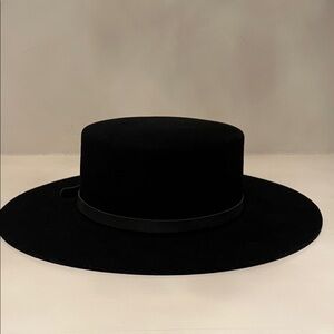 GIGI PIP Classic Black Flat-Brim Hat with band